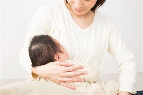 授乳 貧乳|【助産師監修】母乳の正しいあげ方は？ 新生児への。